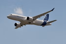 Máy bay Airbus A220. (Ảnh: AFP/TTXVN)
