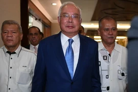 Cựu Thủ tướng Malaysia Najib Razak (giữa) tới phiên tòa ở Kuala Lumpur ngày 28/8 vừa qua. (Ảnh: AFP/TTXVN)