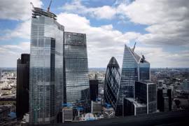 Các tòa nhà văn phòng tại thủ đô London của Anh. (Ảnh: AFP/TTXVN)