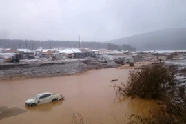 Ngập lụt sau vụ vỡ đập tại huyện Kuraginsky thuộc vùng Krasnoyarsk của Nga, ngày 19/10. (Ảnh: AFP/TTXVN)