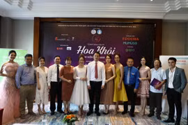 Ban Tổ chức với các đại biểu chụp ảnh chung. (Ảnh: Văn Điệp/TTXVN)