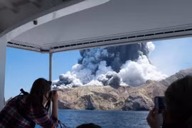 Tro bụi phun lên từ miệng núi lửa White Island tại New Zealand ngày 9/12. (Ảnh: THX/TTXVN)