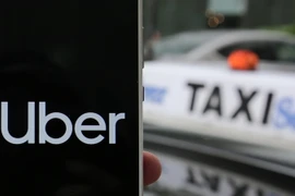 Ứng dụng Uber trên điện thoại di động. (Ảnh: THX/TTXVN)