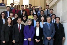 Đại sứ Việt Nam tại Đức Nguyễn Minh Vũ, đại diện Bộ Kinh tế và Năng lượng Liên bang Đức, Cơ quan Hợp tác Phát triển Đức, Phòng Thương mại và Công nghiệp Việt Nam chụp ảnh lưu niệm cùng các học viên. (Ảnh: Phạm Thắng/TTXVN)