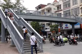 Cầu vượt dành cho người đi bộ tại số 1 Chùa Bộc. (Ảnh: Tuấn Anh/TTXVN).