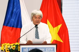 Ông Nguyễn Mười, Chủ tịch Hội hữu nghị Việt Nam-Cộng hòa Séc Thành phố Hồ Chí Minh phát biểu chúc mừng. (Ảnh: Xuân Khu/TTXVN)