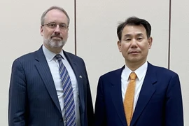 Trưởng đoàn đàm phán Hàn Quốc Jeong Eun-bo (phải) và người đồng cấp Mỹ James DeHart tại vòng đàm phán chia sẻ chi phí quân sự ở Seoul ngày 17/12. (Ảnh: Yonhap/ TTXVN)