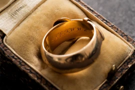 Chiếc nhẫn vàng 18 carat mà nhà văn nổi tiếng người Ireland Oscar Wilde từng tặng cho một người bạn thân, tại Amsterdam của Hà Lan, ngày 30/10 vừa qua. (Ảnh: AFP/TTXVN)