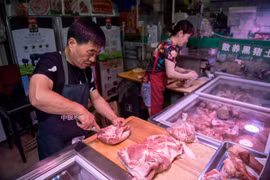 Một quầy bán thịt lợn tại chợ ở Bắc Kinh của Trung Quốc. (Ảnh: AFP/TTXVN)