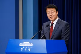 Cố vấn Kinh tế của Tổng thống Hàn Quốc Joo Hyung-chul, trong cuộc họp báo tại Seoul ngày 6/10. (Ảnh: Yonhap/TTXVN)