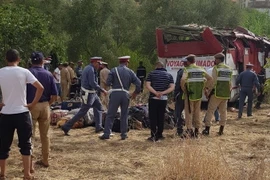 Lực lượng chức năng được triển khai tại hiện trường một vụ lật xe khách ở thành phố Taounate của Maroc ngày 7/8 vừa qua. (Ảnh: Medias24/TTXVN)