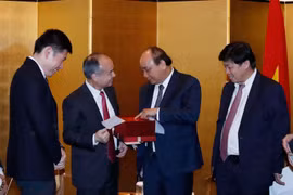 Thủ tướng Nguyễn Xuân Phúc tiếp ông Masayoshi Son, Tổng Giám đốc Tập đoàn SoftBank của Nhật Bản. (Ảnh: Thống Nhất/TTXVN)
