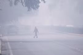Khói mù ô nhiễm bao phủ dày đặc tại New Delhi của Ấn Độ. (Ảnh: AFP/TTXVN)