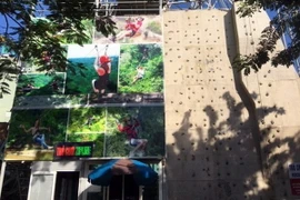 Di tích Angten Parabol Núi Lớn bị các công trình vui chơi giải trí, khách sạn bao vây lấn chiếm. (Ảnh: Đoàn Mạnh Dương/TTXVN)