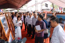 Khách tham quan Triển lãm. (Ảnh: Ngọc Thiện/TTXVN)