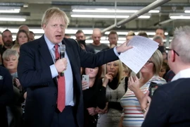 Thủ tướng Anh Boris Johnson phát biểu trong chiến dịch vận động tranh cử của Đảng Bảo thủ tại Matlock, miền Trung Anh ngày 5/12. (Ảnh: AFP/TTXVN)