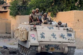 Binh sỹ Pakistan lái xe bọc thép. (Nguồn: presstv)