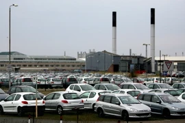Ôtô đỗ tại kho bãi của nhà máy thuộc hãng sản xuất ô tô PSA của Pháp. (Ảnh: AFP/TTXVN)