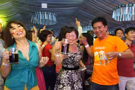 Oktoberfest 2014 tại Hà Nội: Tưng bừng lễ hội bia tươi và món ăn Đức