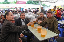 Cụ ông 82 tuổi vẫn háo hức đến tham dự ngày hội Bia Hà Nội 2014 