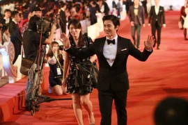 [Photo] Sao ngoại rực rỡ trên thảm đỏ Liên hoan phim quốc tế Hà Nội