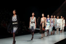 [Photo] Tinh hoa thời trang Nhật làm nức lòng giới mộ điệu Việt Nam