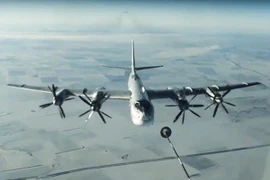 Máy bay trang bị tên lửa chiến lược TU-95 của Nga tấn công mục tiêu của khủng bố ở Syria. (Nguồn: AP/TTXVN)