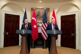 Tổng thống Mỹ Donald Trump (phải) trong cuộc họp báo với người đồng cấp Thổ Nhĩ Kỳ Recep Tayyip Erdogan (trái) tại Washington, DC, ngày 16/5. (Nguồn: EPA/TTXVN)