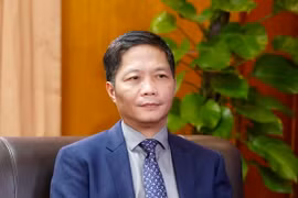 Bộ trưởng Bộ Công Thương Trần Tuấn Anh trả lời phỏng vấn các cơ quan Thông tấn báo chí trong nước và quốc tế trước thềm Hội nghị Bộ trưởng phụ trách Thương mại APEC lần thứ 23 (MRT 23). (Ảnh: Văn Điệp/TTXVN)