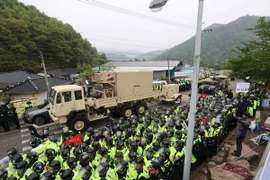 Xe chở hệ thống THAAD vào khu vực lắp đặt ở Seongju ngày 26/4. (Nguồn: AFP/TTXVN)