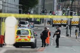Cảnh sát có vũ trang Anh tuần tra tại khu vực Manchester Arena sau vụ tấn công ngày 23/5. (Nguồn: EPA/ TTXVN)