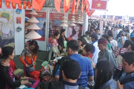 Gian hàng Việt Nam thu hút đông đảo khách viếng thăm. (Ảnh: Việt Hùng/Vietnam+)