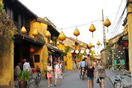 Khách du lịch tham quan phố cổ Hội An. (Ảnh: Minh Đức/TTXVN)