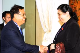 Phó Chủ tịch Quốc hội Tòng Thị Phóng tiếp thân mật Trưởng đoàn, Phó Chủ tịch Quốc hội Lào Somphan Phengkhammy. (Ảnh: Hoàng Hải/TTXVN) 