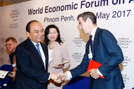 Thủ tướng Nguyễn Xuân Phúc dự và phát biểu tại Phiên thảo luận “Đầu tư vào cơ sở hạ tầng thông minh”. (Ảnh: Thống Nhất/TTXVN)