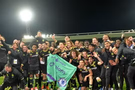 Các cầu thủ CLB Chelsea ăn mừng sau khi giành chiến thắng trước West Bromwich ngày 12/5. (Nguồn: AFP/ TTXVN)