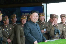Nhà lãnh đạo Triều Tiên Kim Jong-un kiểm tra một cuộc tập trận bắn đạn thật nhân dịp kỷ niệm 85 năm ngày thành lập Quân đội Nhân dân Triều Tiên (25/4/1932 - 25/4/2017). (Nguồn: Yonhap/TTXVN)
