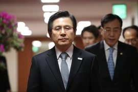 Quyền Tổng thống kiêm Thủ tướng Hàn Quốc Hwang Kyo-ahn tới dự cuộc họp nội các ở Seoul ngày 15/3. (Nguồn: YONHAP/TTXVN)