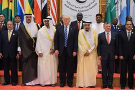 Tổng thống Mỹ Donald Trump (giữa), Quốc vương Saudi Arabia Salman Bin Abdul Aziz (thứ 3, phải), Quốc vương Jordan Abdullah II (thứ 2, phải) và Tổng thống Ai Cập Abdel Fattah al-Sisi (phải) chụp ảnh chung tại hội nghị ở Riyadh ngày 21/5. (Nguồn: AFP/TTXVN)