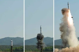 Tên lửa đạn đạo tầm trung mới Pukguksong-2 của Triều Tiên được phóng thử từ vùng Pukchang thuộc một tỉnh miền tây Triều Tiên ngày 21/5. (Nguồn: Yonhap/TTXVN)