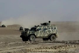 Liên minh các chiến binh người Arab và người Kurd do Mỹ hậu thuẫn mở cuộc truy quét các tay súng IS gần làng Bir Fawaz, cách Raqa khoảng 20km ngày 8/2. (Nguồn: AFP/TTXVN)