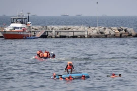 Lực lượng bảo vệ bờ biển Philippines kiểm tra tại khu vực Vịnh Manila ở thành phố Pasay ngày 23/4. (Nguồn: EPA/TTXVN)