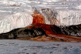 Thác Máu tại Nam Cực. (Nguồn: worldatlas.com)