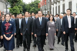 Chủ tịch nước Trần Đại Quang và Phu nhân tham quan Khu phố cổ của thành phố Phúc Châu. (Ảnh: Nhan Sáng/TTXVN)