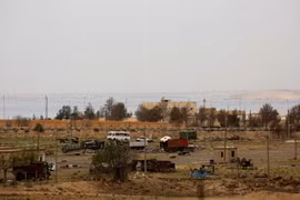 Các phương tiện bị hư hại sau cuộc giao tranh giữa SDF và phiến quân IS ở Tabqa ngày 30/4. (Nguồn: AFP/TTXVN)