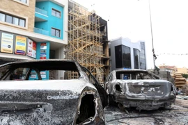 Các phương tiện bị hư hại sau cuộc giao tranh của một nhóm các tay súng tại Tripoli ngày 15/3. (Nguồn: THX/TTXVN)