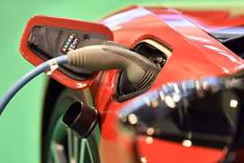 Ôtô điện BMW I8 của Hãng BMW được sạc điện. (Nguồn: AP/TTXVN)