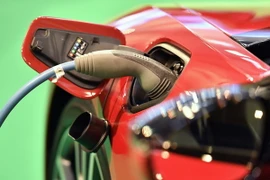 Ôtô điện BMW I8 của Hãng BMW được sạc điện. (Nguồn: AP/TTXVN)