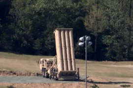 Hệ thống THAAD được vận chuyển tới Seongju, Hàn Quốc ngày 1/5. (Nguồn: EPA/TTXVN)