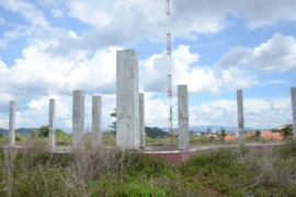 Sau hơn 2 năm thi công, tượng đài N’Trang Lơng vẫn còn ngổn ngang. (Ảnh: Ngọc Minh/TTXVN)